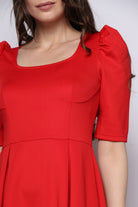 ميكا فستان ميدي بياقة مربعة بكم قصير