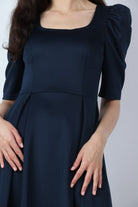 ميكا فستان ميدي بياقة مربعة بكم قصير