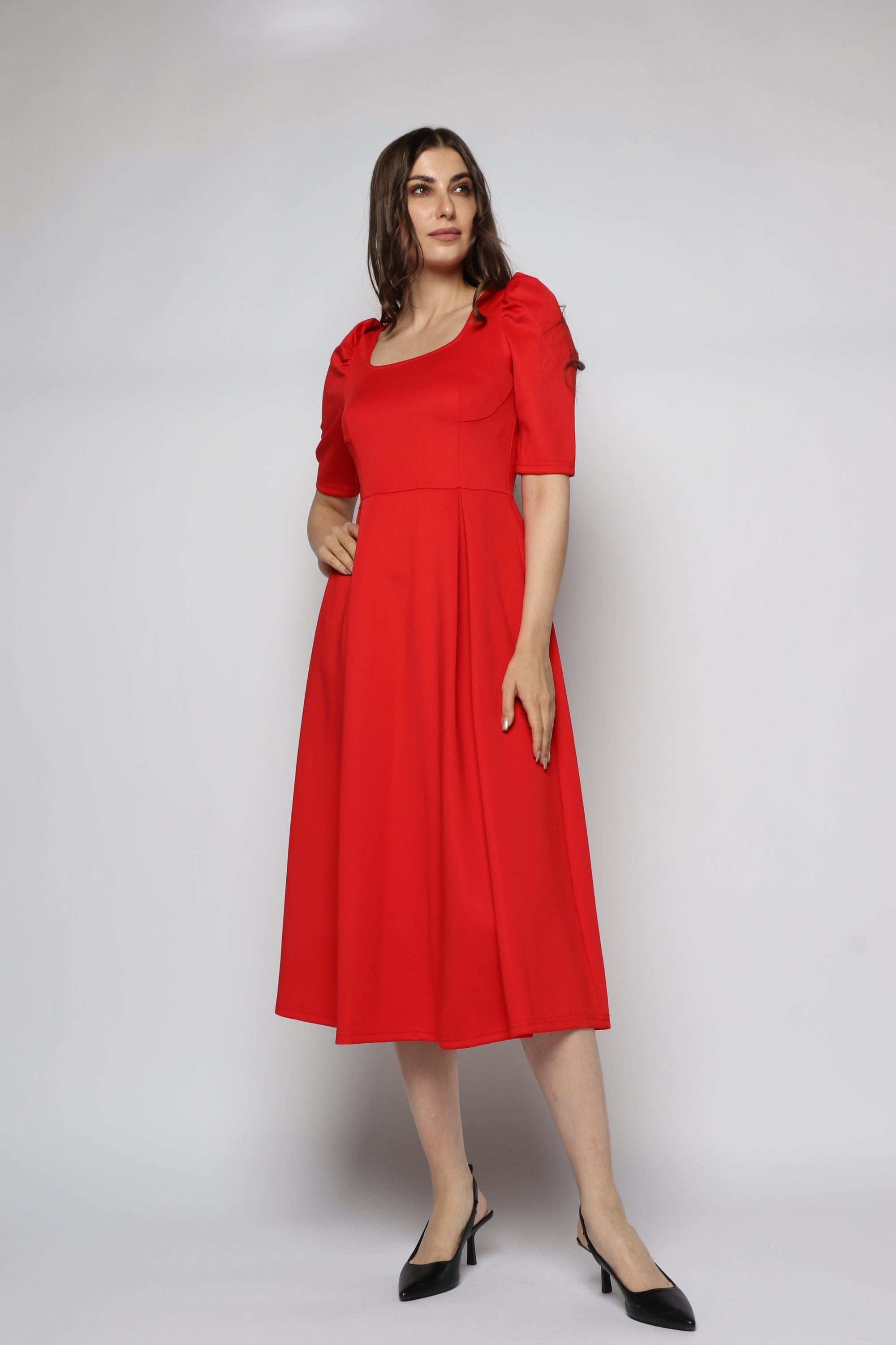 ميكا فستان ميدي بياقة مربعة بكم قصير