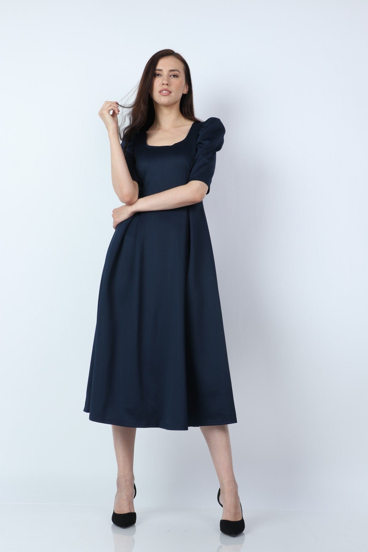 ميكا فستان ميدي بياقة مربعة بكم قصير