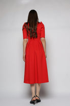 ميكا فستان ميدي بياقة مربعة بكم قصير