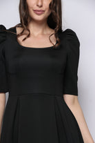 ميكا فستان ميدي بياقة مربعة بكم قصير