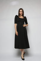 ميكا فستان ميدي بياقة مربعة بكم قصير