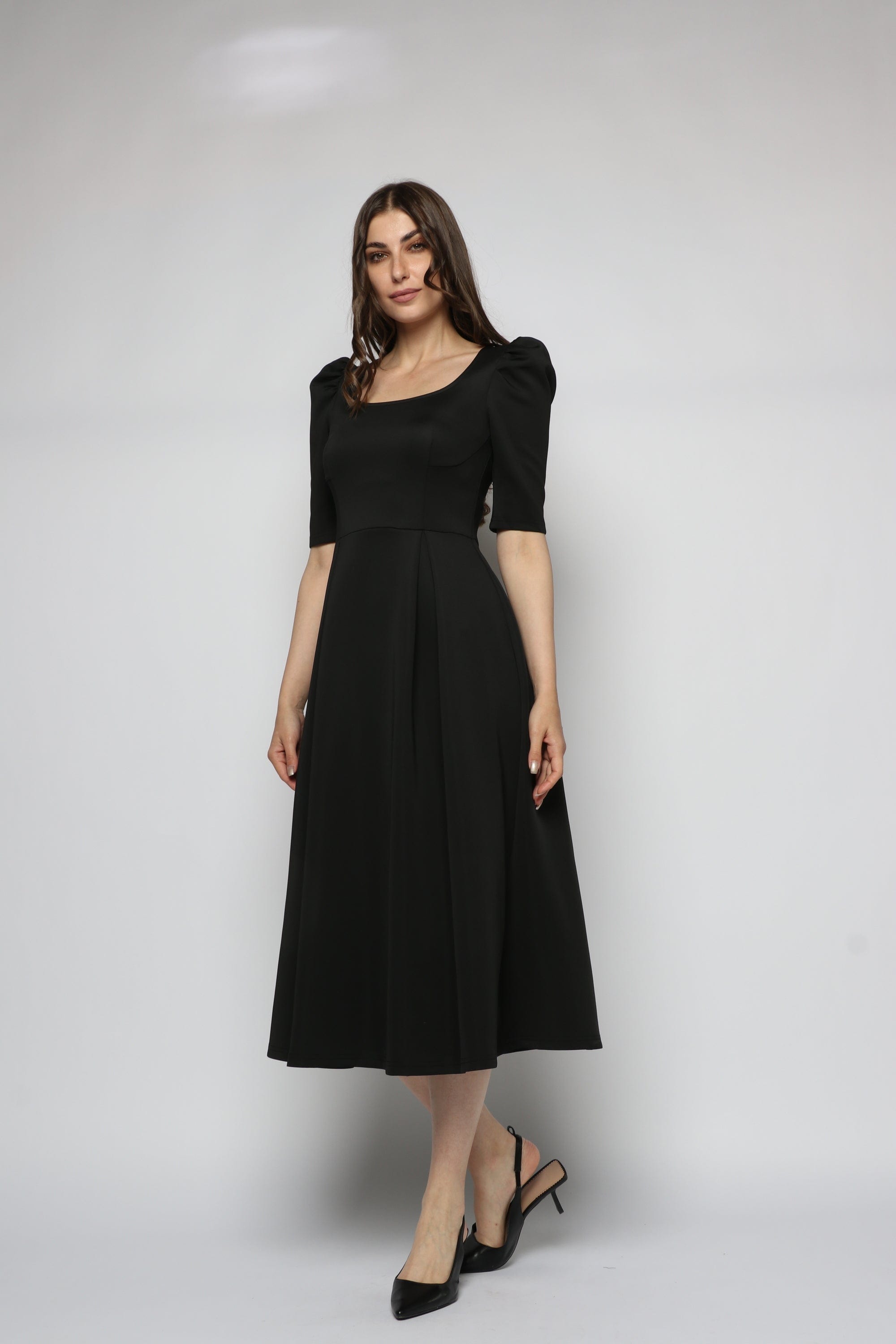 ميكا فستان ميدي بياقة مربعة بكم قصير