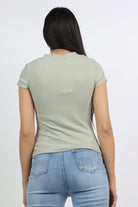 ميكا بلوزة سادة ضيقة كم قصير بفتحة سبعة نسائية