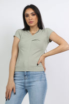 ميكا بلوزة سادة ضيقة كم قصير بفتحة سبعة نسائية