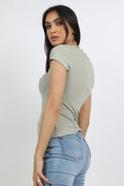 ميكا بلوزة سادة ضيقة كم قصير بفتحة سبعة نسائية