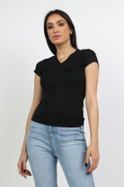 ميكا بلوزة سادة ضيقة كم قصير بفتحة سبعة نسائية