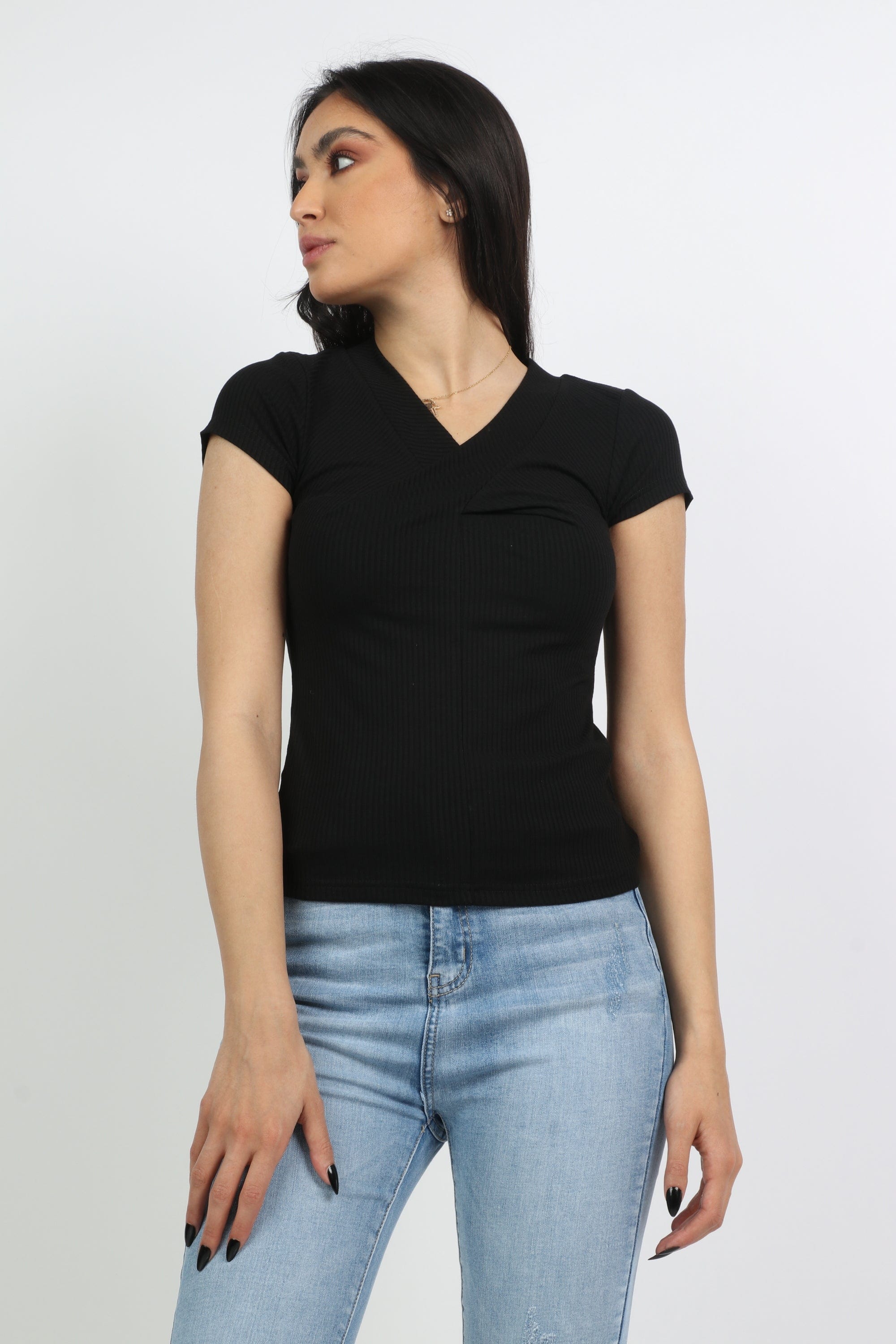 ميكا بلوزة سادة ضيقة كم قصير بفتحة سبعة نسائية