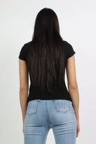 ميكا بلوزة سادة ضيقة كم قصير بفتحة سبعة نسائية