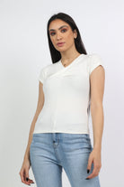 ميكا بلوزة سادة ضيقة كم قصير بفتحة سبعة نسائية