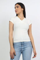 ميكا بلوزة سادة ضيقة كم قصير بفتحة سبعة نسائية