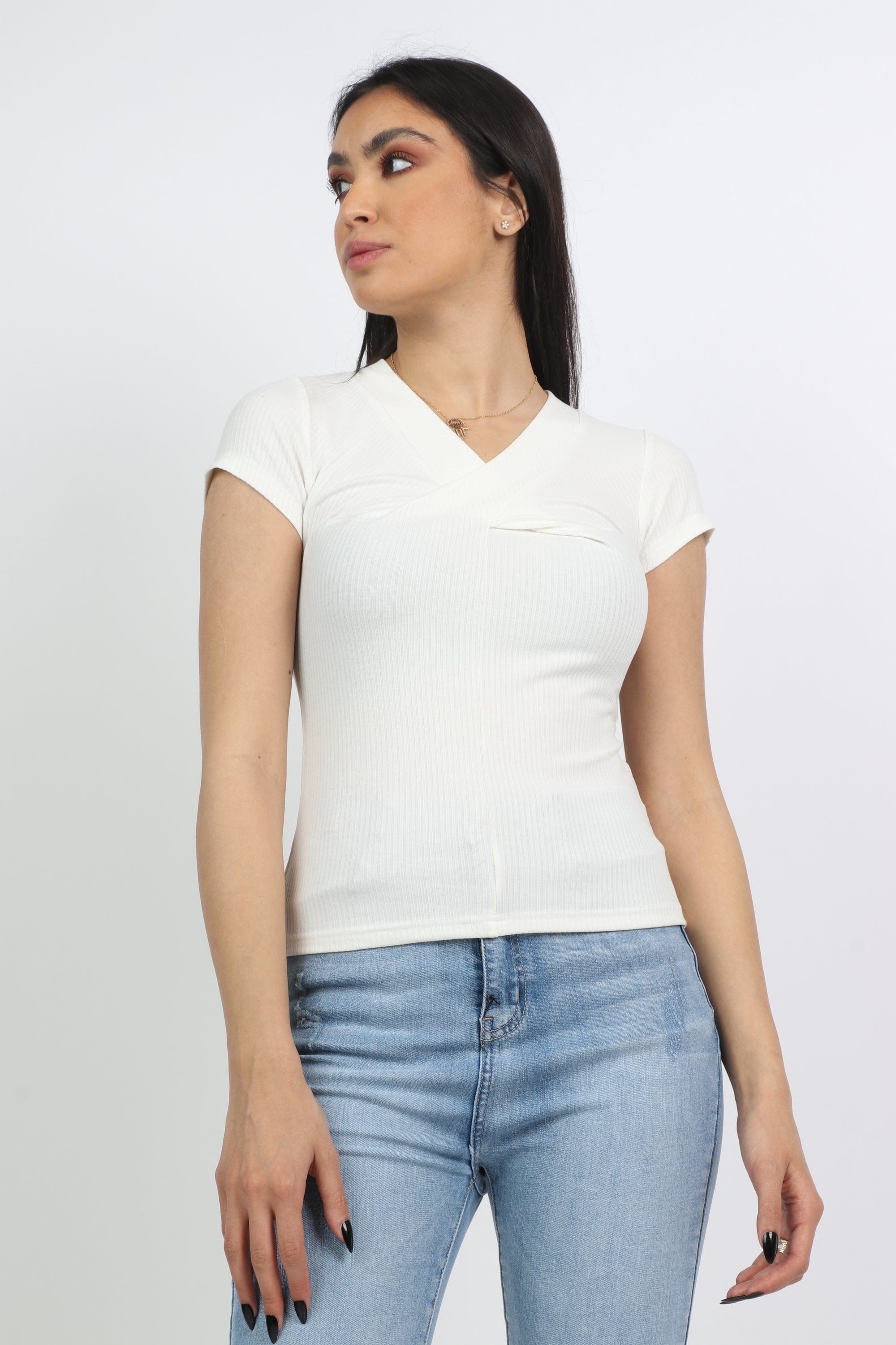 ميكا بلوزة سادة ضيقة كم قصير بفتحة سبعة نسائية