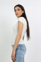 ميكا بلوزة سادة ضيقة كم قصير بفتحة سبعة نسائية