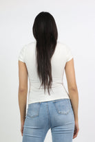 ميكا بلوزة سادة ضيقة كم قصير بفتحة سبعة نسائية