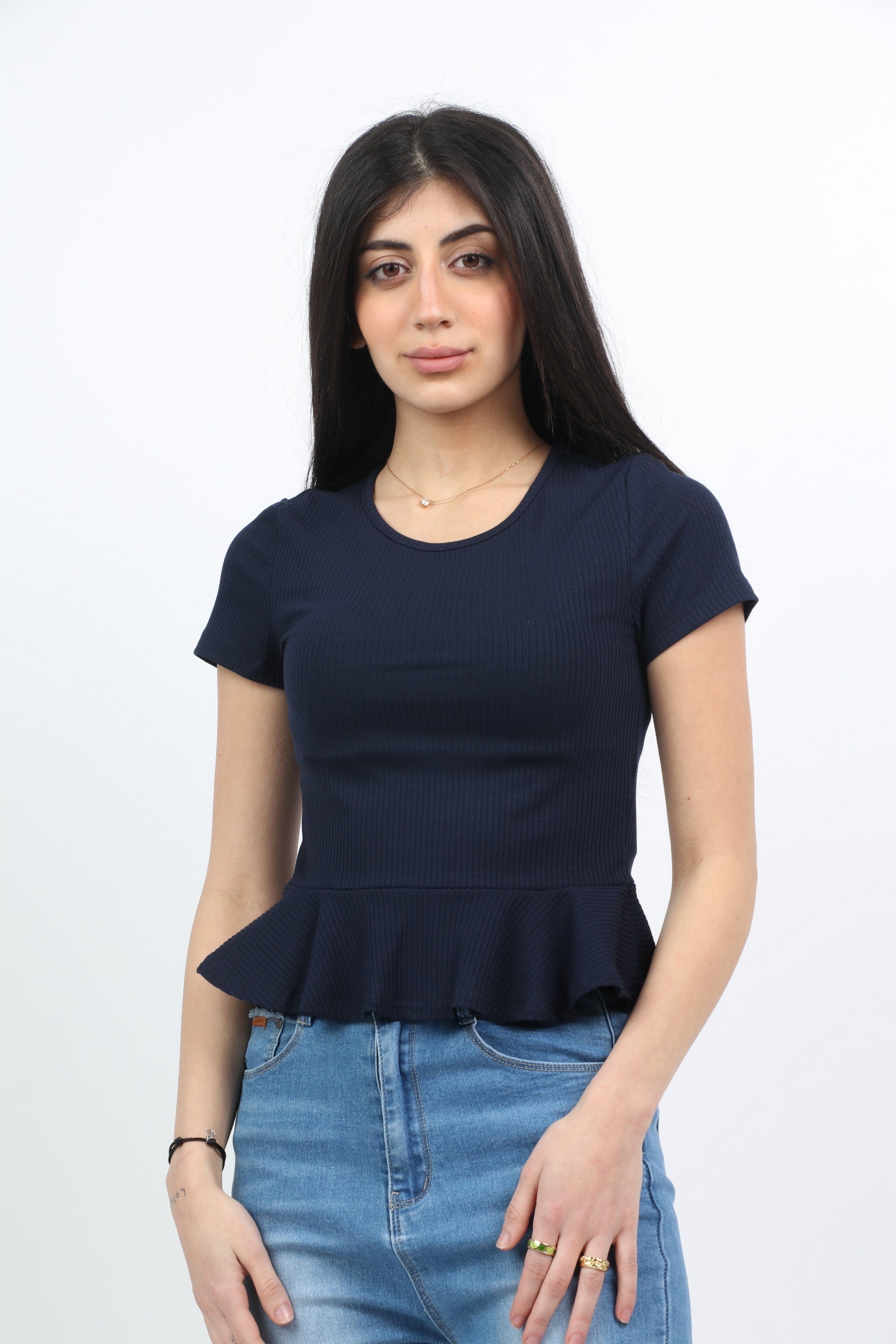 ميكا بلوزة سادة فتحة دائرية نص كم كشكشة من الأسفل