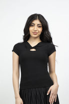 ميكا بلوزة سادة بفيونكة وفتحة أمامية كم قصير نسائي