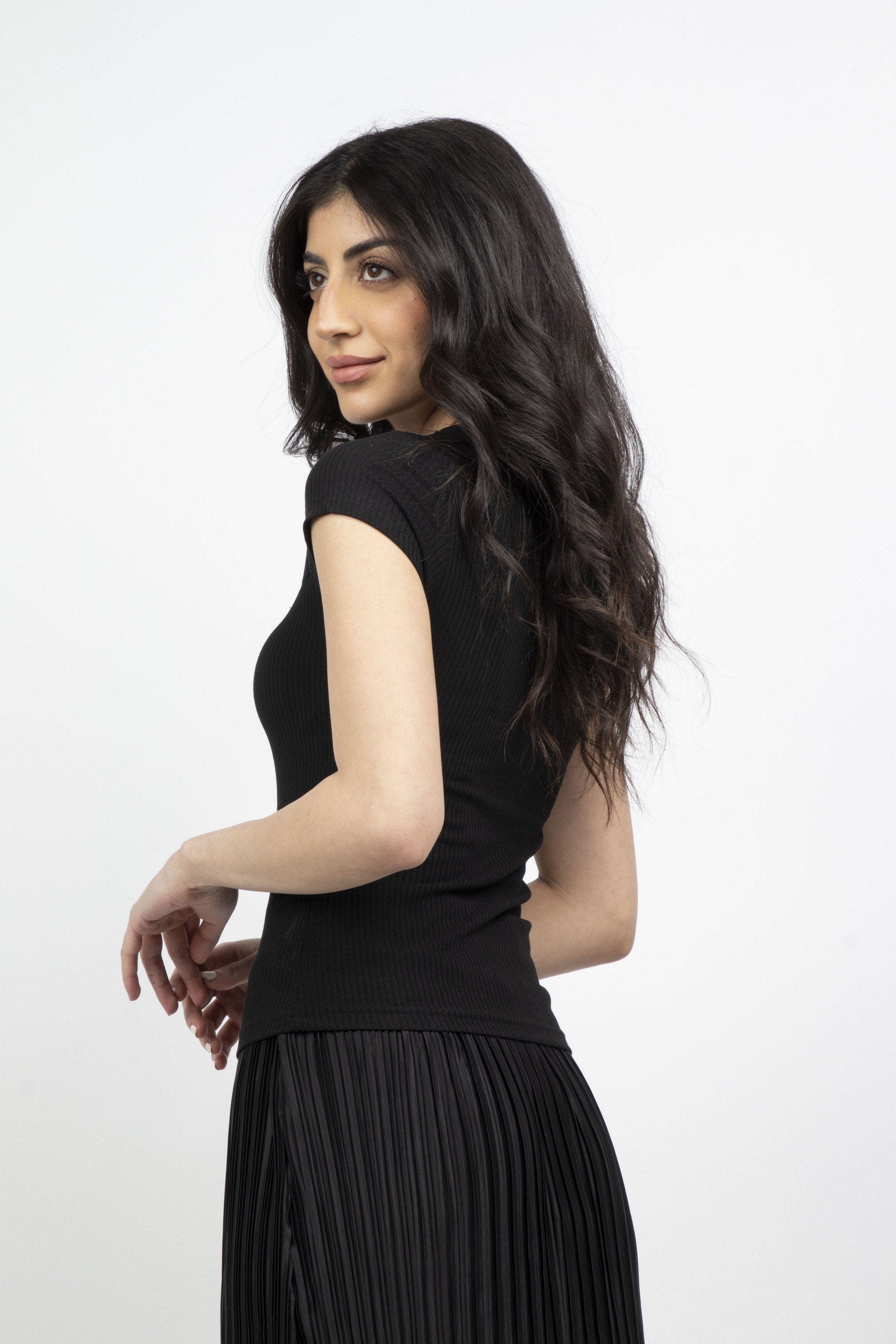 ميكا بلوزة سادة بفيونكة وفتحة أمامية كم قصير نسائي