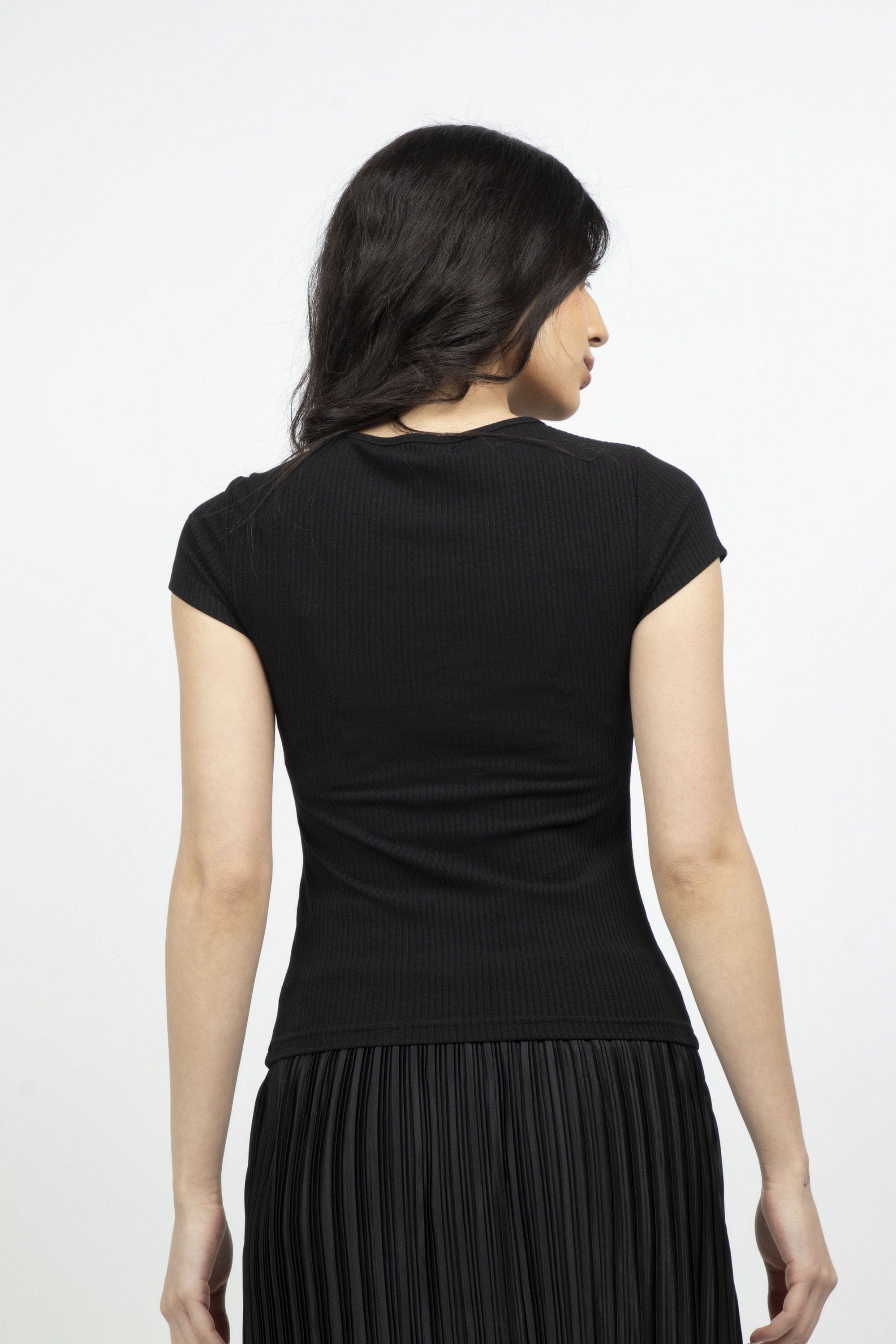 ميكا بلوزة سادة بفيونكة وفتحة أمامية كم قصير نسائي