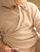 جينجرسنابس طقم مواليد سادة بلوزة ملفوفة وبنطلون وردي