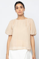 نتشي بلوزة لامعة بأكمام قصيرة بف