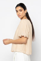 نتشي بلوزة لامعة بأكمام قصيرة بف