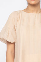 نتشي بلوزة لامعة بأكمام قصيرة بف