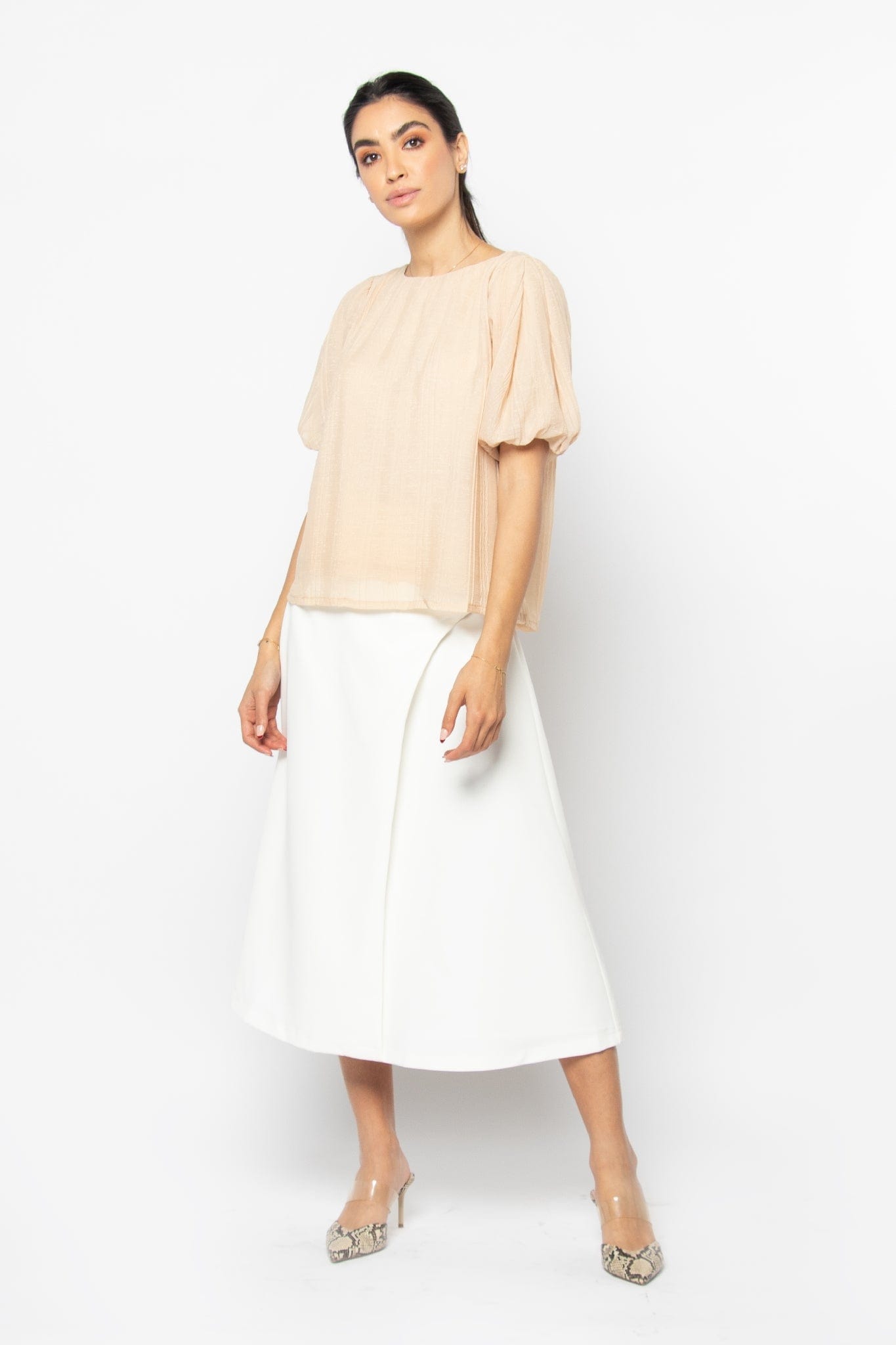 نتشي بلوزة لامعة بأكمام قصيرة بف