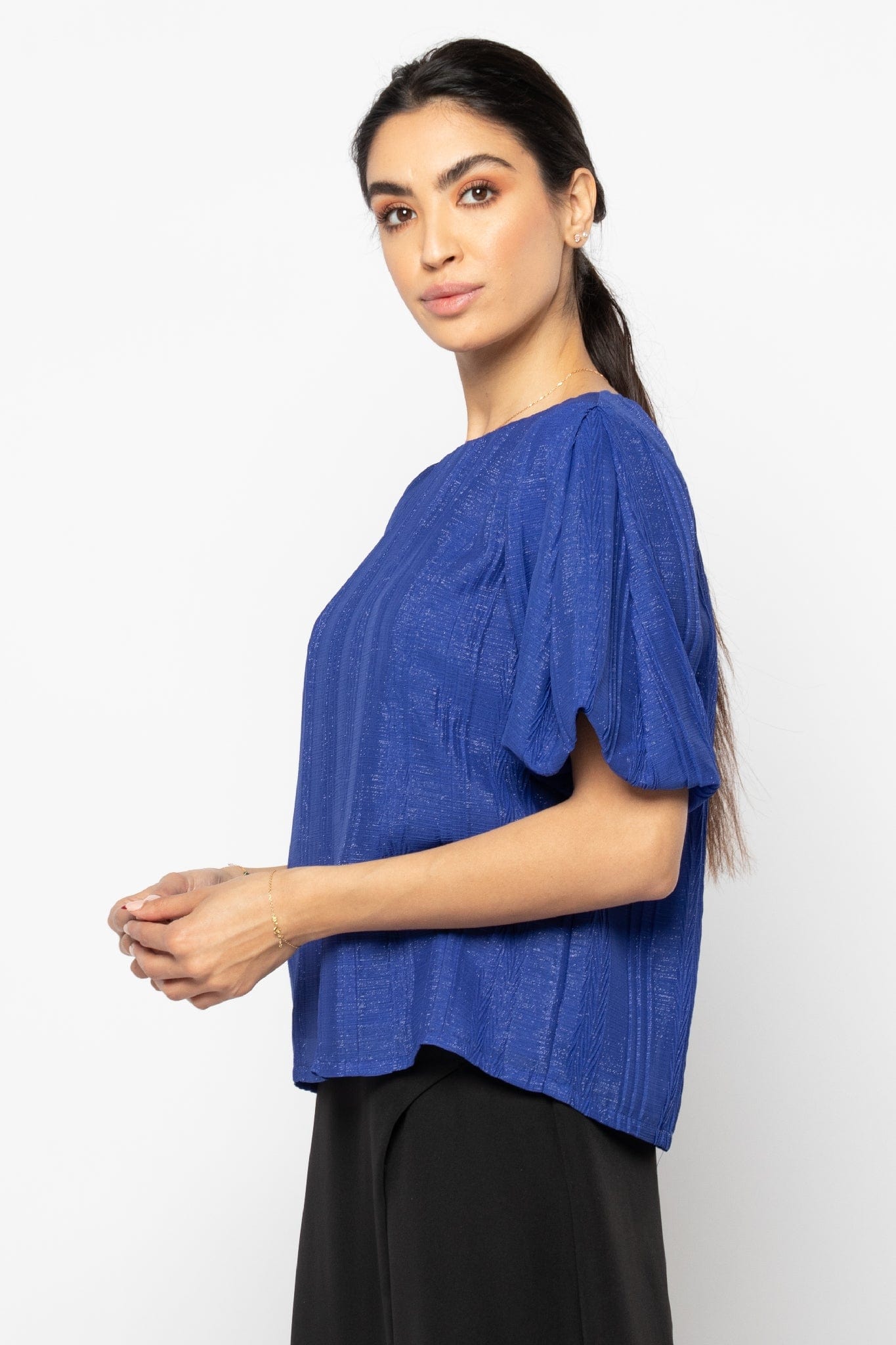 نتشي بلوزة لامعة بأكمام قصيرة بف