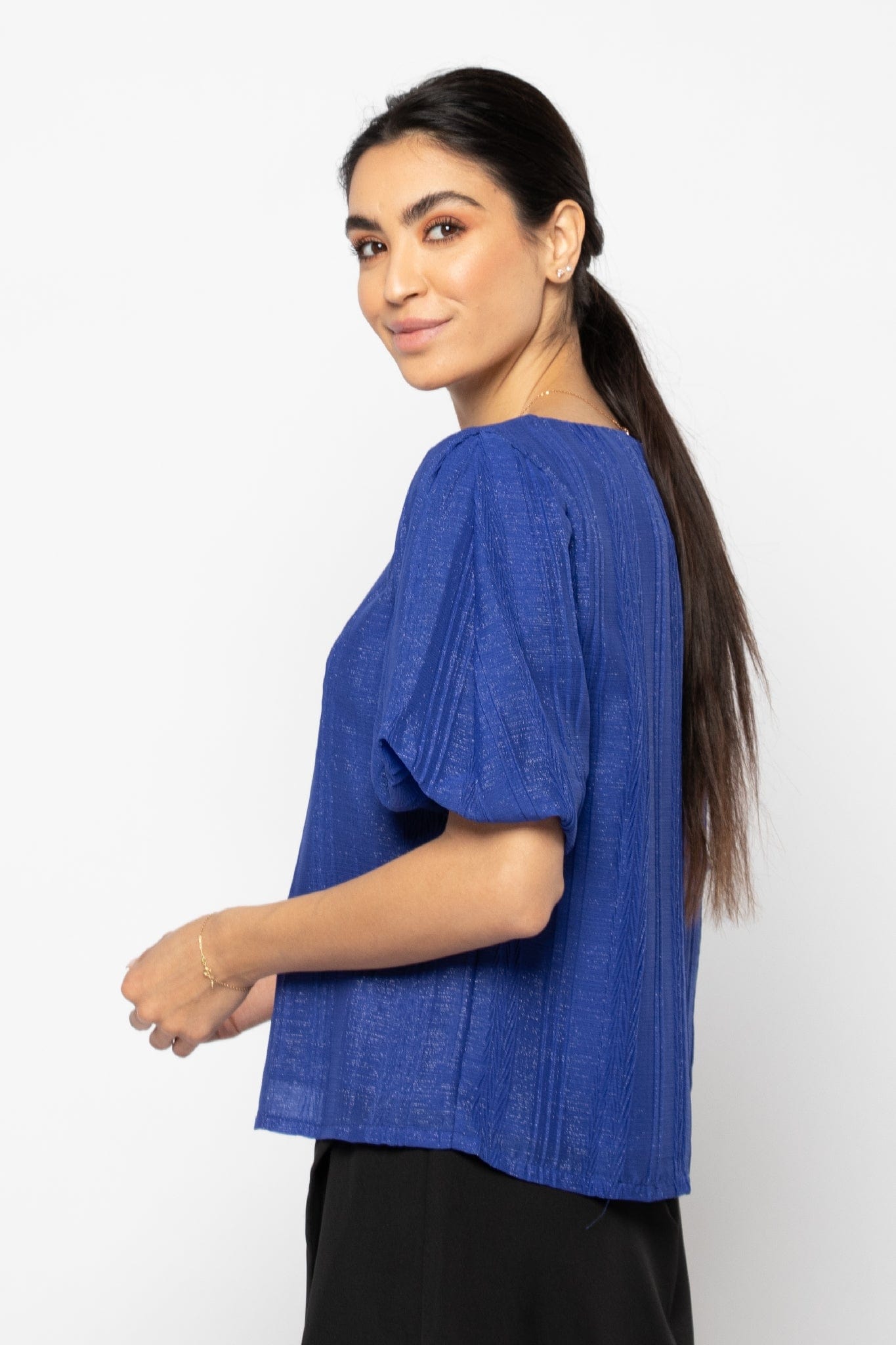 نتشي بلوزة لامعة بأكمام قصيرة بف