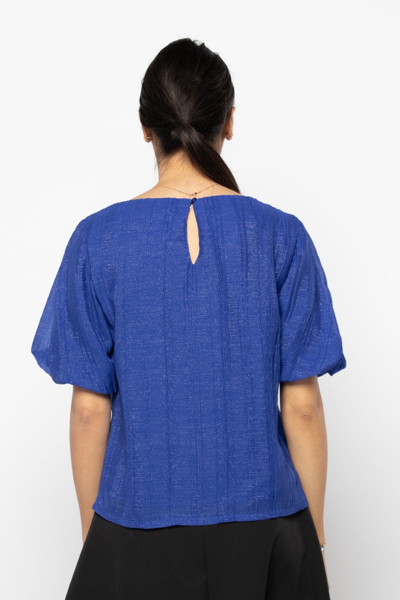 نتشي بلوزة لامعة بأكمام قصيرة بف