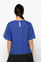 نتشي بلوزة لامعة بأكمام قصيرة بف