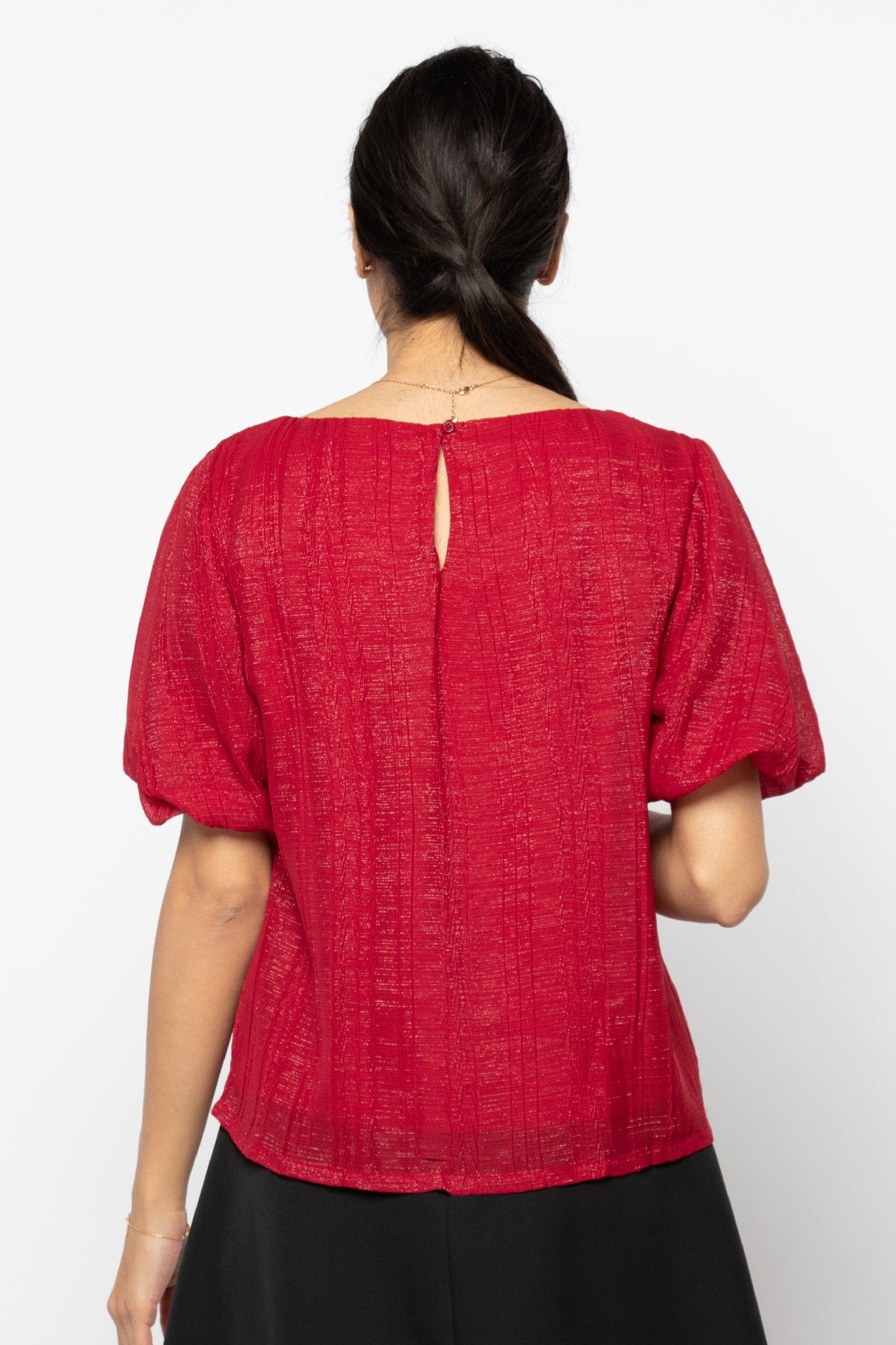 نتشي بلوزة لامعة بأكمام قصيرة بف