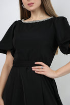 نتشي فستان ميدي كم قصير بف مزين بسوار رقبة