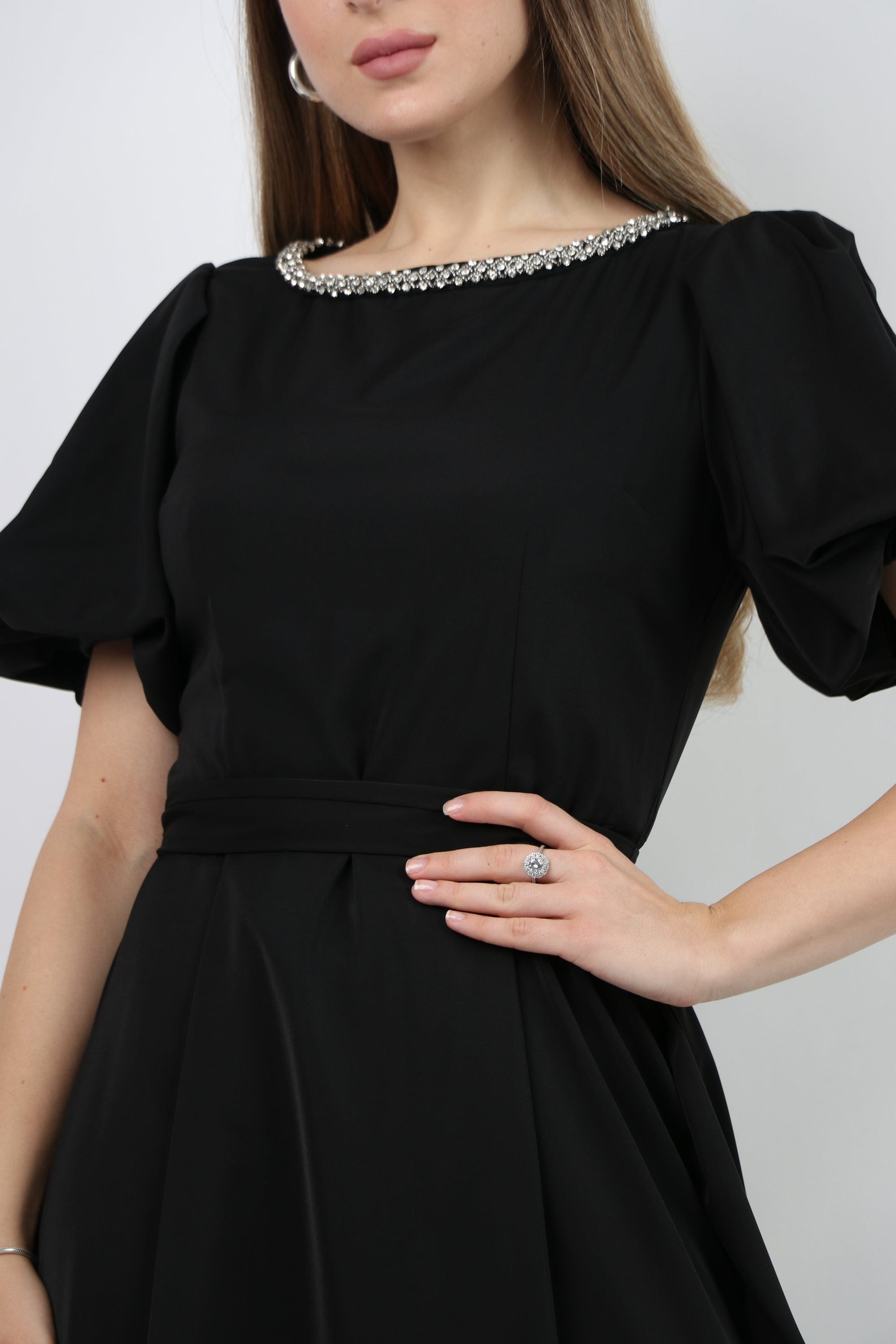 نتشي فستان ميدي كم قصير بف مزين بسوار رقبة