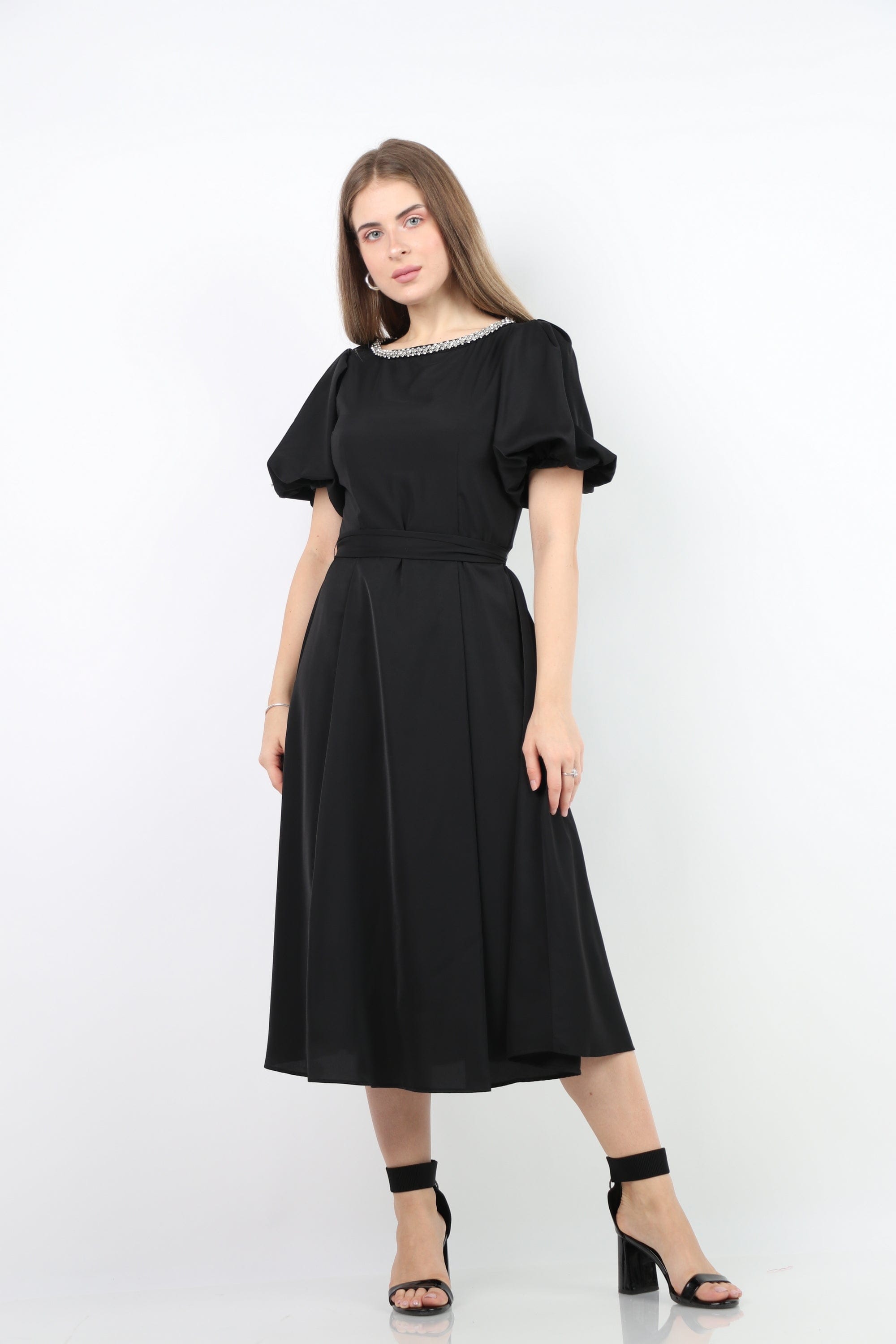 نتشي فستان ميدي كم قصير بف مزين بسوار رقبة