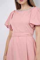 نتشي فستان ميدي كم قصير بف مزين بسوار رقبة