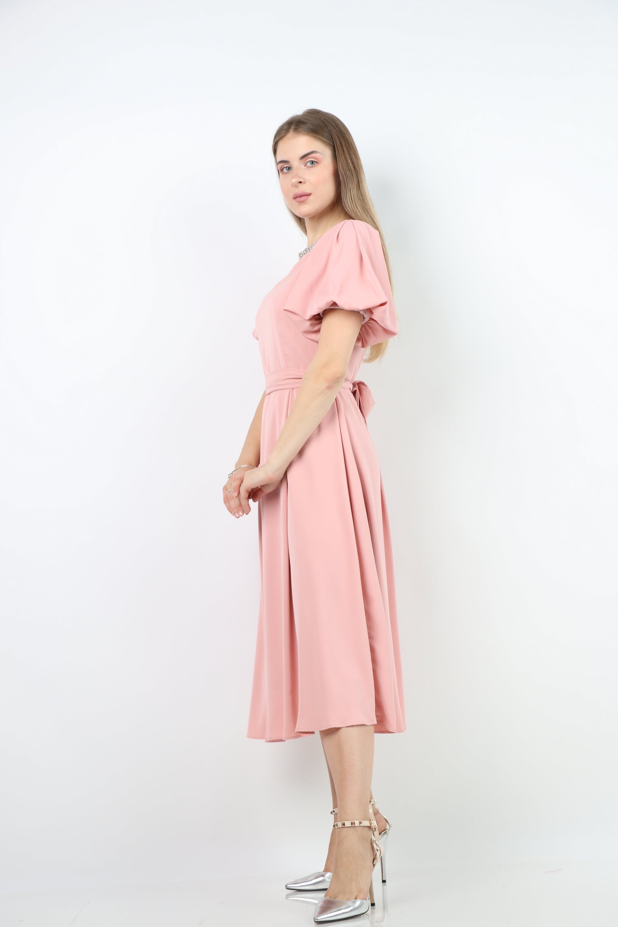 نتشي فستان ميدي كم قصير بف مزين بسوار رقبة