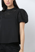 نتشي بلوزة سادة كم قصير منفوخ مخرم نسائي