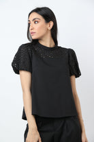 نتشي بلوزة سادة كم قصير منفوخ مخرم نسائي