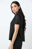 نتشي بلوزة سادة كم قصير منفوخ مخرم نسائي