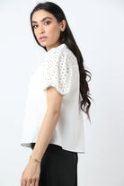 نتشي بلوزة سادة كم قصير منفوخ مخرم نسائي