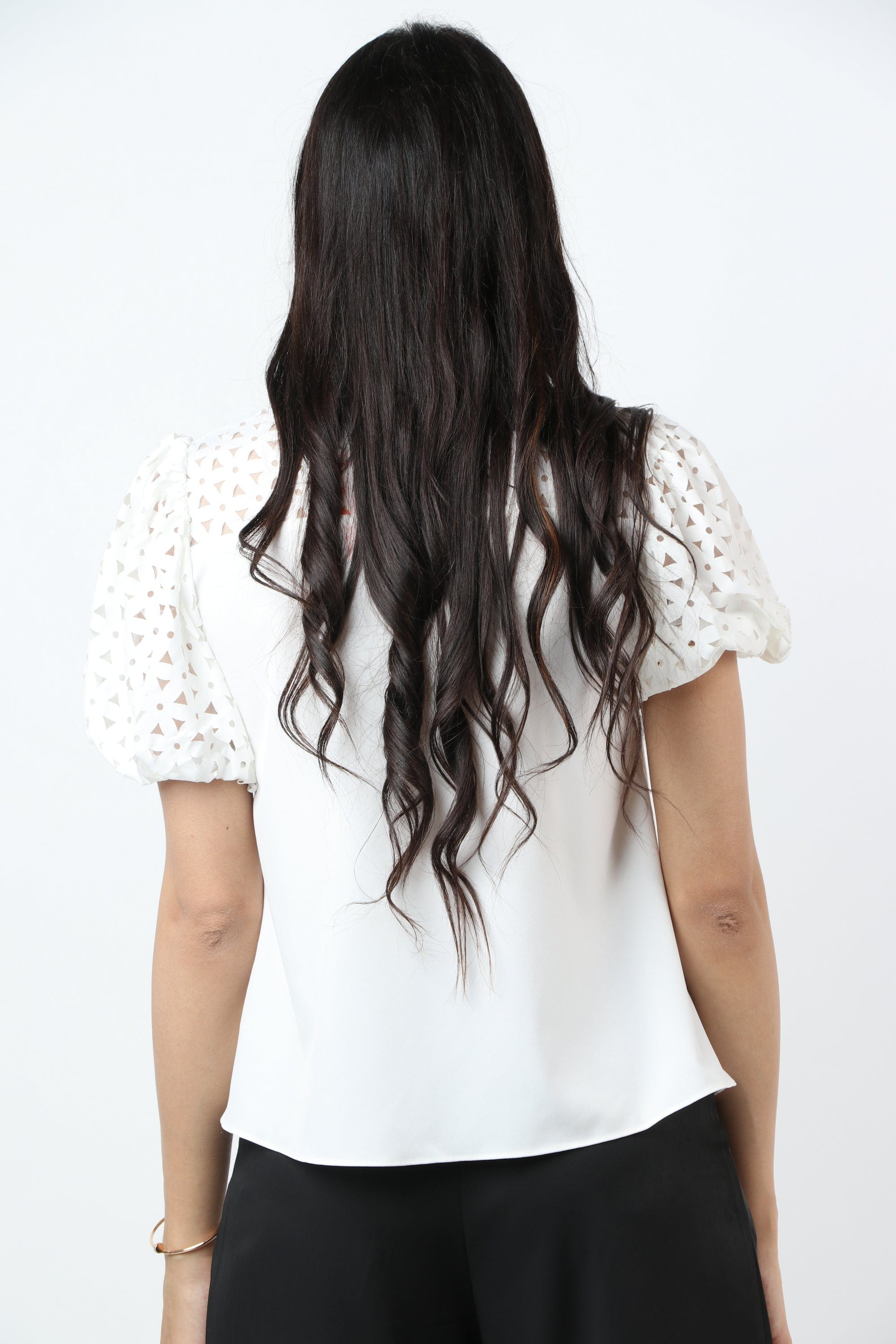 نتشي بلوزة سادة كم قصير منفوخ مخرم نسائي