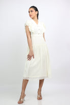 نتشي فستان ميدي بأكمام قصيرة فراشة بأزرار أمامية