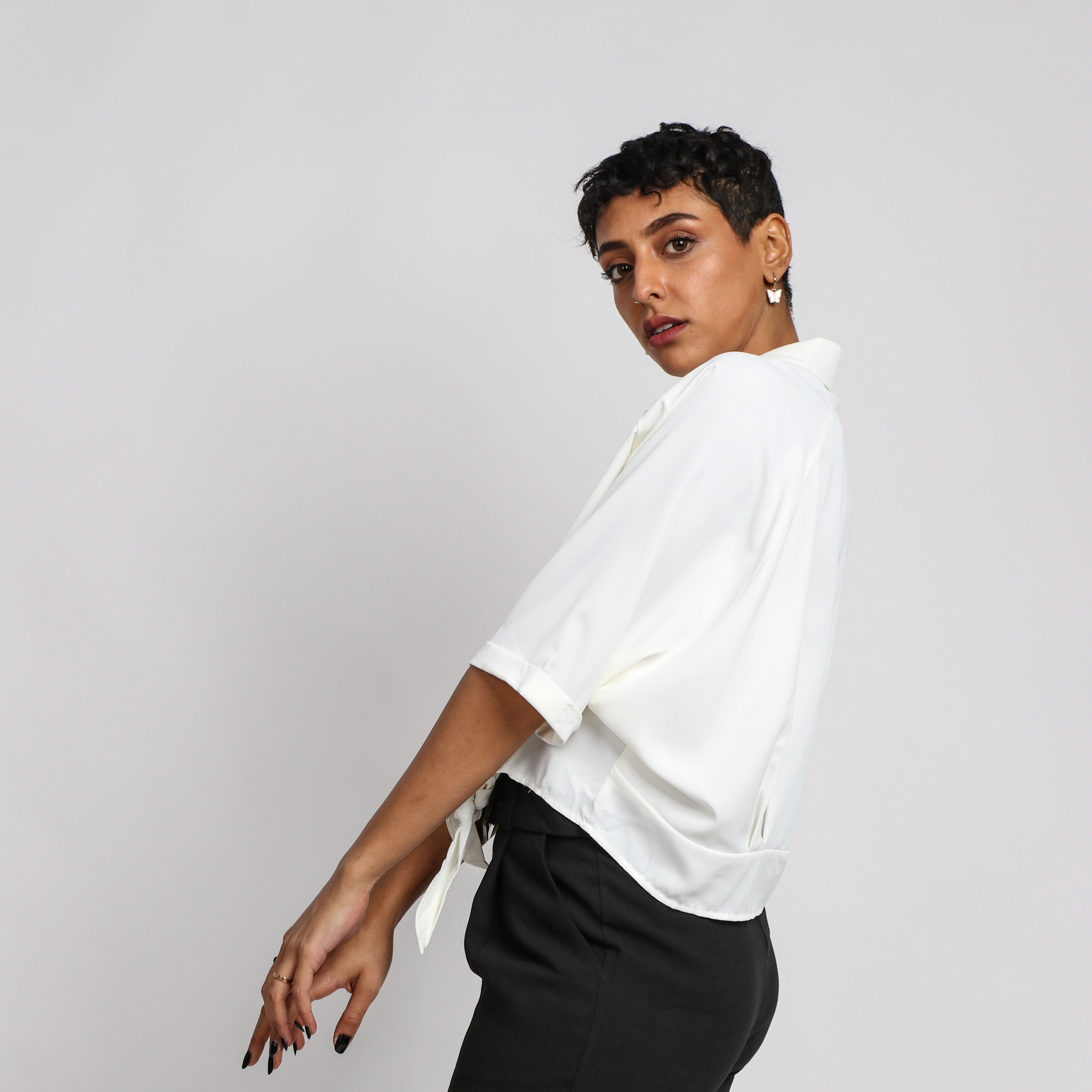 نتشي قميص سادة بياقة وأزرار أمامية كم طويل وربطة على الخصر نسائي