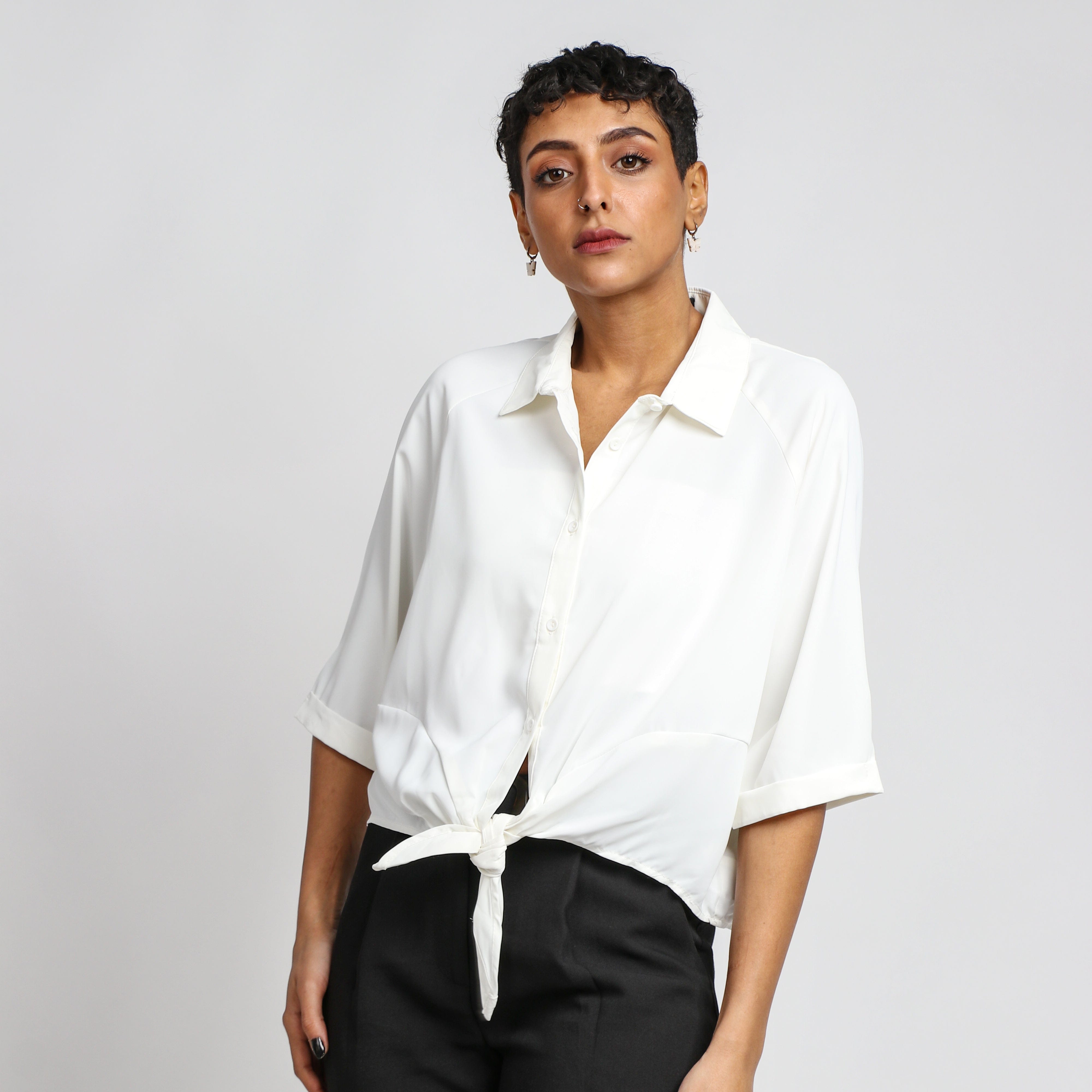 نتشي قميص سادة بياقة وأزرار أمامية كم طويل وربطة على الخصر نسائي