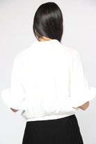 نتشي بلوزة بياقة وأزرار أمامية بحزام خصر مخفي بكم قصير