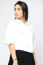 نتشي بلوزة بياقة وأزرار أمامية بحزام خصر مخفي بكم قصير