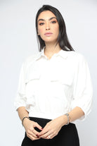 نتشي بلوزة بياقة وأزرار أمامية بحزام خصر مخفي بكم قصير