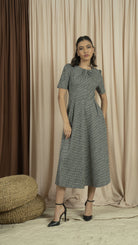 نتشي فستان شتوي ميدي نسائي عش نملي رمادي